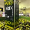 Al frantoio sopra le olive una Lattina da 5 litri di olio extravergine di oliva ORO EVO nel Mediterraneo