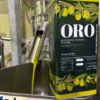 Al frantoio durante spremitura Lattina da 5 litri di olio extravergine di oliva ORO EVO nel Mediterraneo
